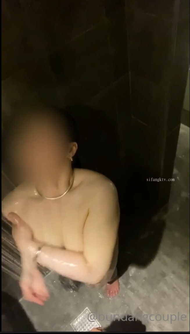 妻がいる至近距離で平然とマッサージしながらこっそりチ○ポを挿入し腰振り騎乗位で中出しまでさせるエ